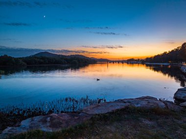 Kanal üzerinde havadan gün doğumu, dağınık bulutlar ile Woy Woy 'da Central Coast, NSW, Avustralya.