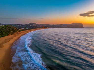Yüksek bulut, deniz yosunu ve Avustralya 'nın merkez kıyısındaki Macmaster Sahili' nde küçük dalgalarla güzel bir hava gündoğumu..