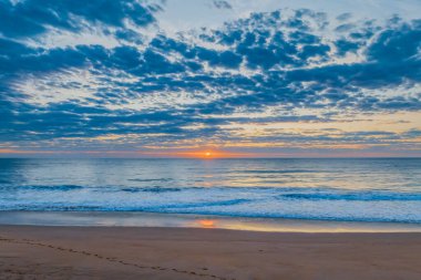 Sydney, NSW, Avustralya 'nın kuzey sahillerindeki Palm Beach' te hava gündoğumu..