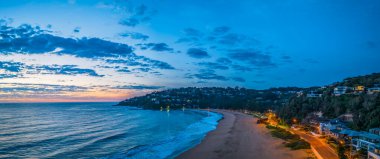 Sydney, NSW, Avustralya 'nın kuzey sahillerindeki Palm Beach' te Hava Gündoğumu Panoraması.