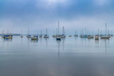Sisli Gündoğumu Brisbane 'de teknelerle Koolewong' da ve Tascott 'ta merkez sahilde, NSW, Avustralya.