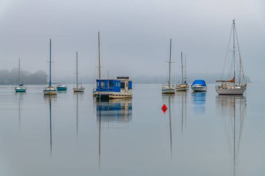 Sisli Gündoğumu Brisbane 'de teknelerle Koolewong' da ve Tascott 'ta merkez sahilde, NSW, Avustralya.
