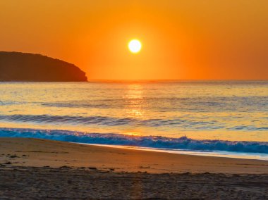 Gün doğumu deniz güzel mavi deniz ve ufukta renk ile Central Coast, NSW, Avustralya 'daki Killcare Sahili' nde.