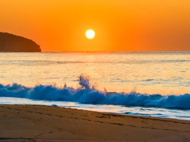 Gün doğumu deniz güzel mavi deniz ve ufukta renk ile Central Coast, NSW, Avustralya 'daki Killcare Sahili' nde.