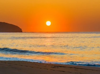 Gün doğumu deniz güzel mavi deniz ve ufukta renk ile Central Coast, NSW, Avustralya 'daki Killcare Sahili' nde.