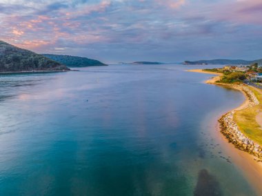 Central Coast, NSW, Avustralya 'daki Ettalong Sahili üzerinde karışık bulutlarla gün doğumu.