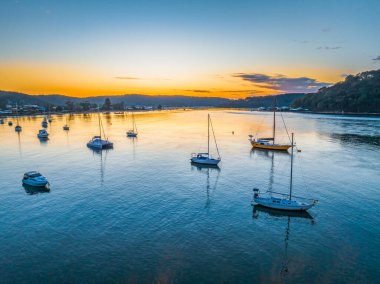 Central Coast, NSW, Avustralya 'daki Ettalong Sahili üzerinde karışık bulutlarla gün doğumu.
