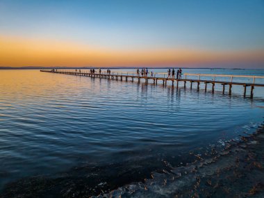 Long Jetty 'deki Tuggerah Gölü üzerinde gün batımı, Central Coast, NSW, Avustralya