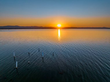 Long Jetty 'deki Tuggerah Gölü üzerinde gün batımı, Central Coast, NSW, Avustralya