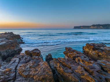 Kuzey Avoca, NSW, Avustralya 'da tesselleştirilmiş kaya platformu ile gündoğumu deniz manzarası.