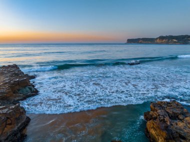 Kuzey Avoca, NSW, Avustralya 'da tesselleştirilmiş kaya platformu ile gündoğumu deniz manzarası.