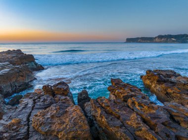 Kuzey Avoca, NSW, Avustralya 'da tesselleştirilmiş kaya platformu ile gündoğumu deniz manzarası.