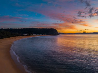 Gündoğumu Pearl Sahili üzerinde bulutlarla Central Coast, NSW, Avustralya.