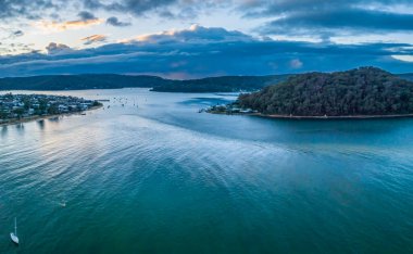 Gündoğumu ve bulutlar Ettalong Sahili üzerinde Central Coast, NSW, Avustralya.