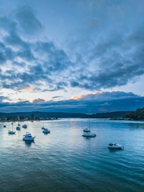 Gündoğumu ve bulutlar Ettalong Sahili üzerinde Central Coast, NSW, Avustralya.