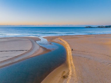 Gölün denize açıldığı havadan gün doğumu Central Coast, NSW, Avustralya 'daki Wamberal Sahili' nde..