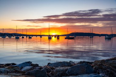 Mükemmel bir gün - Brisbane üzerinde gün doğumu Orta Sahildeki Koolewong 'da, NSW, Avustralya.