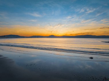 Umina Sahili 'ndeki Umina Sahili' nde, NSW, Avustralya 'da yüksek bulutlu gün doğumu deniz manzarası..