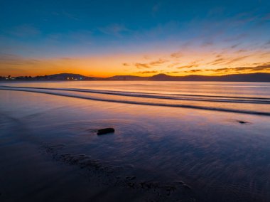Umina Sahili 'ndeki Umina Sahili' nde, NSW, Avustralya 'da yüksek bulutlu gün doğumu deniz manzarası..