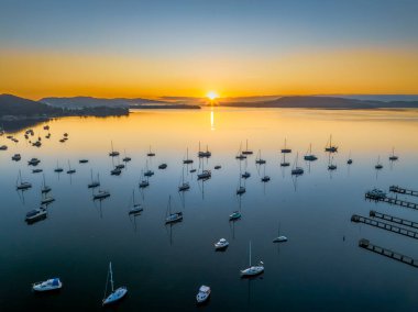 Koolewong 'daki Brisbane Suyu üzerinde Hava Gündoğumu Waterscape Merkezi Sahili' ndeki Tascott, NSW, Avustralya.