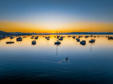 Koolewong 'daki Brisbane Suyu üzerinde Hava Gündoğumu Waterscape Merkezi Sahili' ndeki Tascott, NSW, Avustralya.