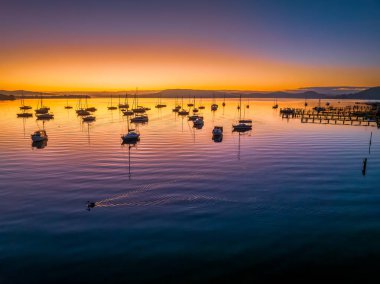 Koolewong 'daki Brisbane Suyu üzerinde Hava Gündoğumu Waterscape Merkezi Sahili' ndeki Tascott, NSW, Avustralya.