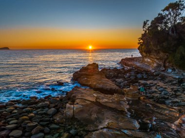 Gündoğumu denizi, Avoca Sahili 'nde açık gökyüzü ile Orta Sahilde, NSW, Avustralya.