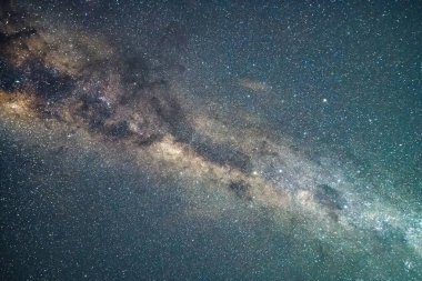 NSW, Avustralya 'nın merkez kıyısındaki Kuzey Avoca Sahili' nden yıldızlar ve Samanyolu.