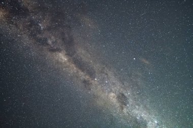 NSW, Avustralya 'nın merkez kıyısındaki Kuzey Avoca Sahili' nden yıldızlar ve Samanyolu.