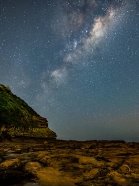 NSW, Avustralya 'nın merkez kıyısındaki Kuzey Avoca Sahili' nden yıldızlar ve Samanyolu.