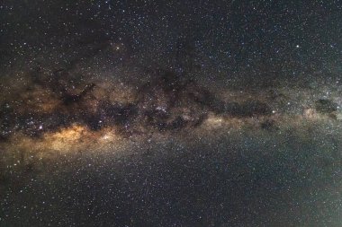 NSW, Avustralya 'nın merkez kıyısındaki Kuzey Avoca Sahili' nden yıldızlar ve Samanyolu.