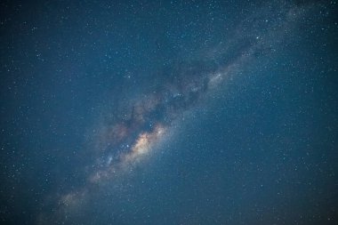 NSW, Avustralya 'nın merkez kıyısındaki Kuzey Avoca Sahili' nden yıldızlar ve Samanyolu.