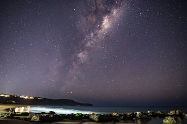 Gece gökyüzü ve Samanyolu Killcare Sahili 'nden Avustralya, NSW' nin merkez kıyısına..