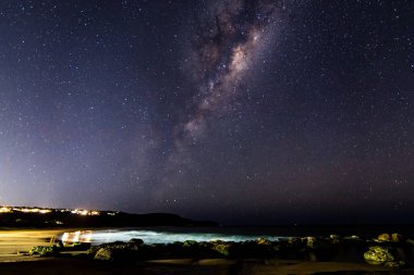 Gece gökyüzü ve Samanyolu Killcare Sahili 'nden Avustralya, NSW' nin merkez kıyısına..