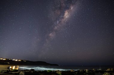 Gece gökyüzü ve Samanyolu Killcare Sahili 'nden Avustralya, NSW' nin merkez kıyısına..