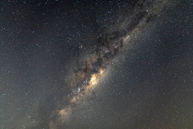 Gece gökyüzü ve Samanyolu Killcare Sahili 'nden Avustralya, NSW' nin merkez kıyısına..