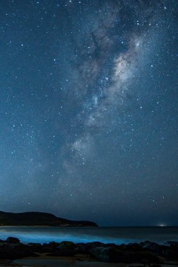 Gece gökyüzü ve Samanyolu Killcare Sahili 'nden Avustralya, NSW' nin merkez kıyısına..