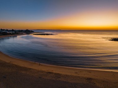 Avustralya, NSW 'nin merkez kıyısındaki Toowoon Körfezi' nde açık bir gökyüzü ile okyanus üzerinde gün doğumu.