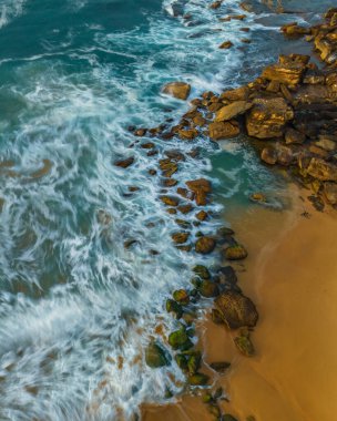 Central Coast, NSW, Avustralya 'daki Killcare Sahili' nde taşlı hava gündoğumu deniz manzarası..