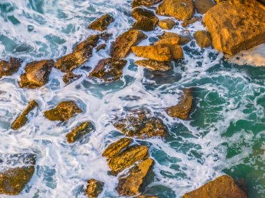 Central Coast, NSW, Avustralya 'daki Killcare Sahili' nde taşlı hava gündoğumu deniz manzarası..
