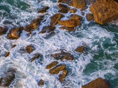 Central Coast, NSW, Avustralya 'daki Killcare Sahili' nde taşlı hava gündoğumu deniz manzarası..