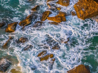 Central Coast, NSW, Avustralya 'daki Killcare Sahili' nde taşlı hava gündoğumu deniz manzarası..