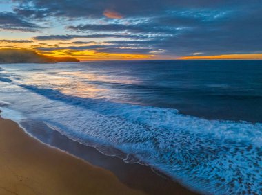 Central Coast, NSW, Avustralya 'daki Killcare Sahili' nde bulutlu hava gündoğumu deniz manzarası.