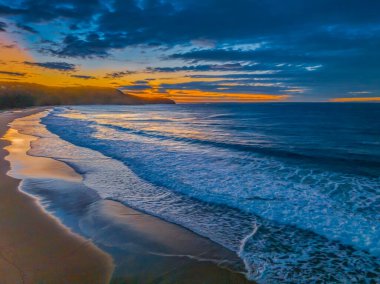 Central Coast, NSW, Avustralya 'daki Killcare Sahili' nde bulutlu hava gündoğumu deniz manzarası.