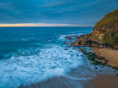 Central Coast, NSW, Avustralya 'daki Killcare Sahili' nde bulutlu hava gündoğumu deniz manzarası.