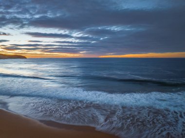 Central Coast, NSW, Avustralya 'daki Killcare Sahili' nde bulutlu hava gündoğumu deniz manzarası.