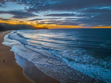 Central Coast, NSW, Avustralya 'daki Killcare Sahili' nde bulutlu hava gündoğumu deniz manzarası.