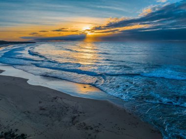 Towradgi 'de gün doğumu Wollongong, NSW, Avustralya yakınlarında bir sahil kenar mahalle.