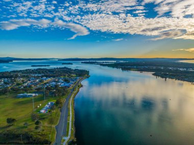 Swansea, Avustralya 'nın NSW kentinde Pasifik Okyanusu' nun Macquarie Gölü 'nün girişinde yer alan bir kasabadır. Macquarie Gölü 'nün bir parçasıdır ve Büyük Newcastle' ın bir parçası olarak kabul edilir..