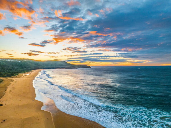 Воздушный восход солнца с облаками на пляже Killcare Beach на Центральном побережье, NSW, Австралия.